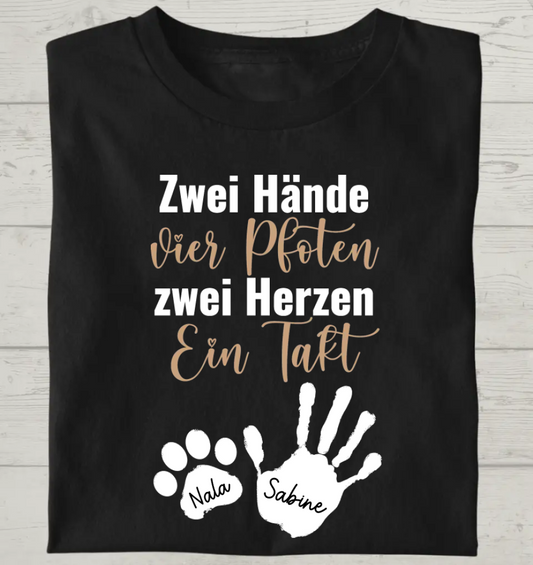 Zwei Hände vier Pfoten - Personalisierbares Unisex Bio T-Shirt