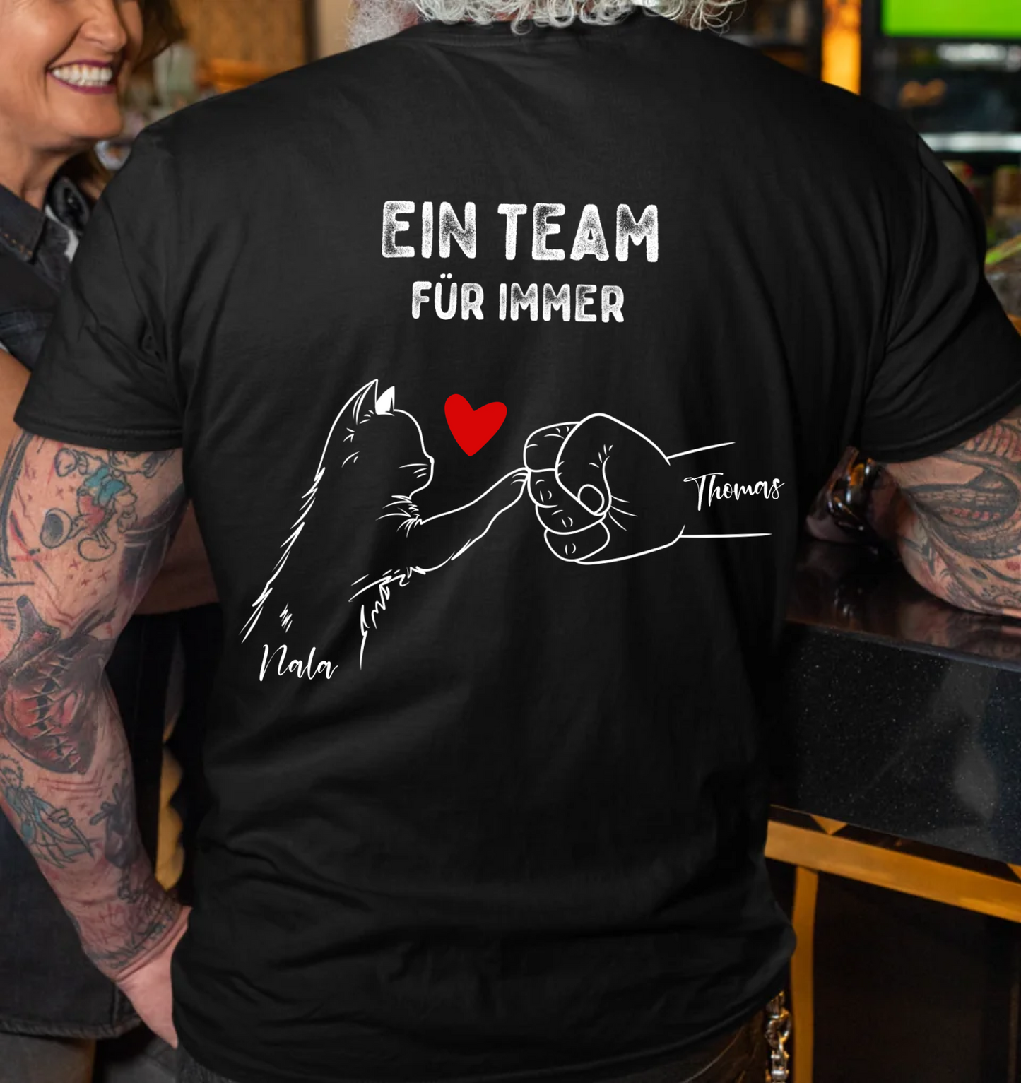 Ein Team für immer - Rückendruck - Personalisierbares Unisex Bio T-Shirt